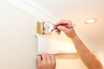 Pose de papier peint à Plouzévédé — revêtements muraux et toiles de verre